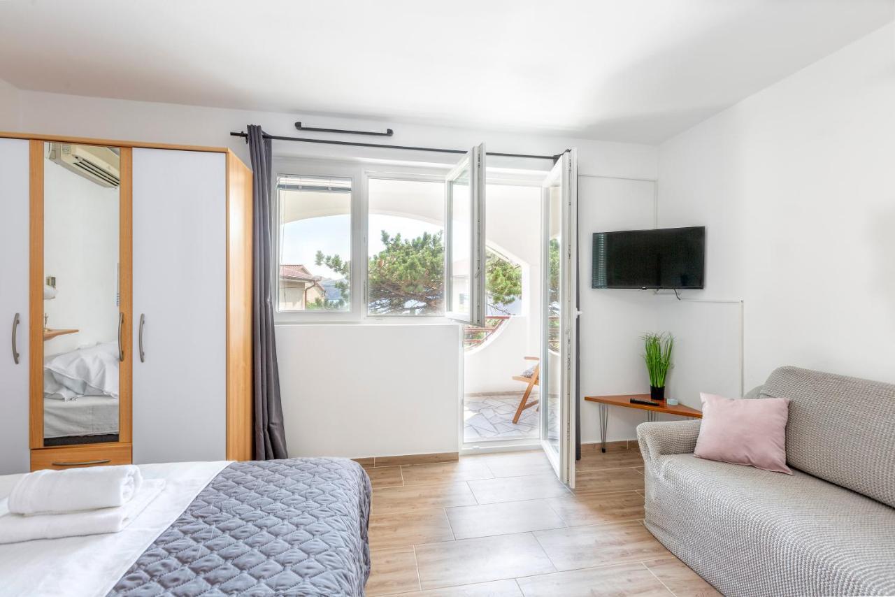 Apartmani Luky Karlobag Ngoại thất bức ảnh