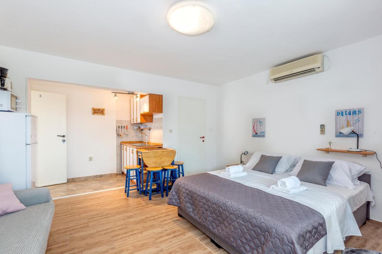Apartmani Luky Karlobag Ngoại thất bức ảnh