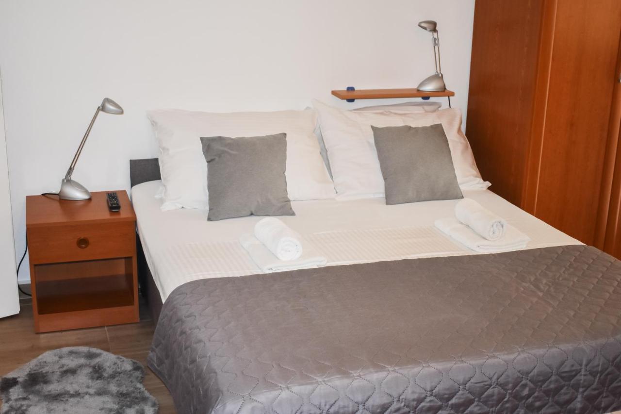Apartmani Luky Karlobag Ngoại thất bức ảnh