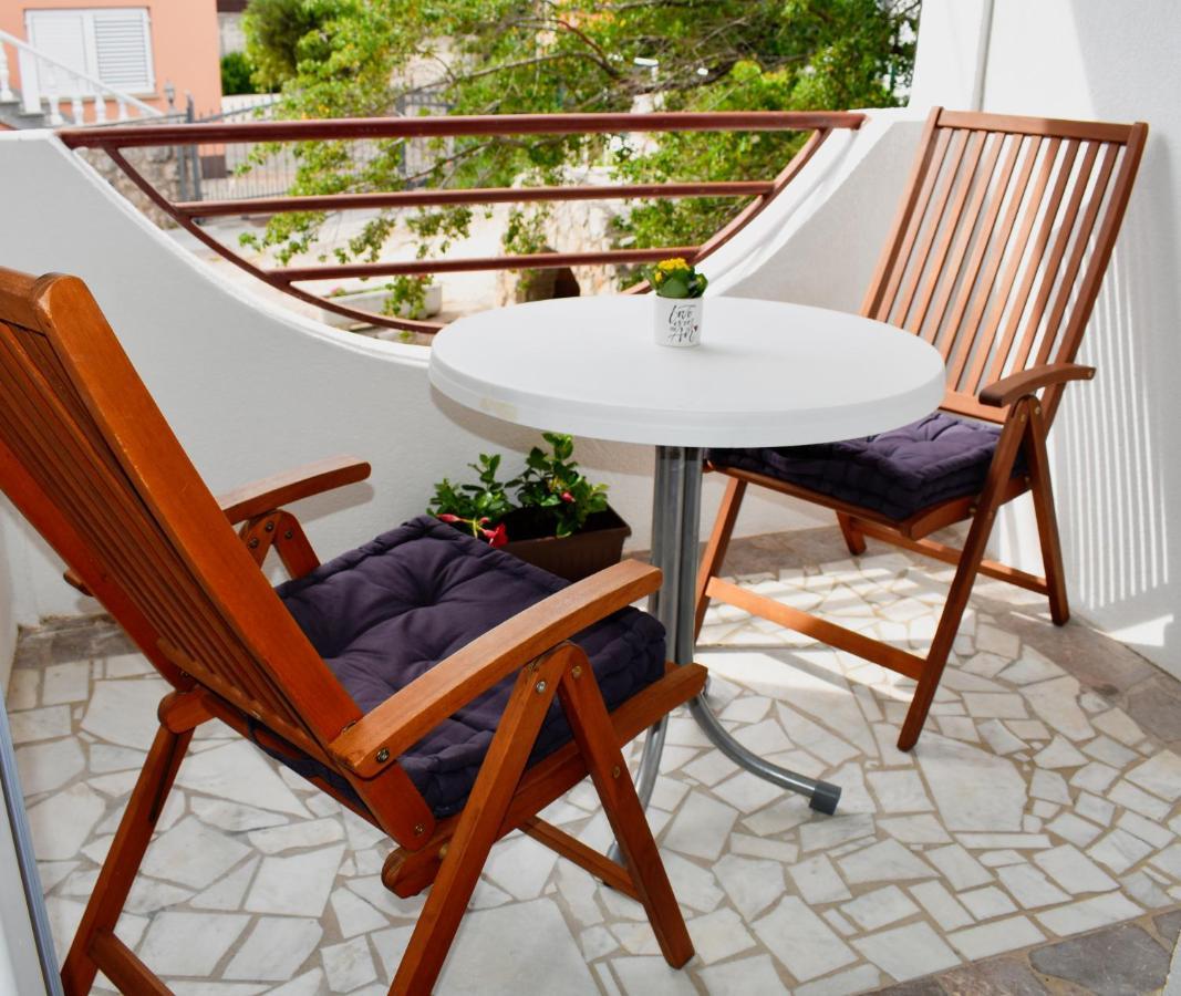 Apartmani Luky Karlobag Ngoại thất bức ảnh