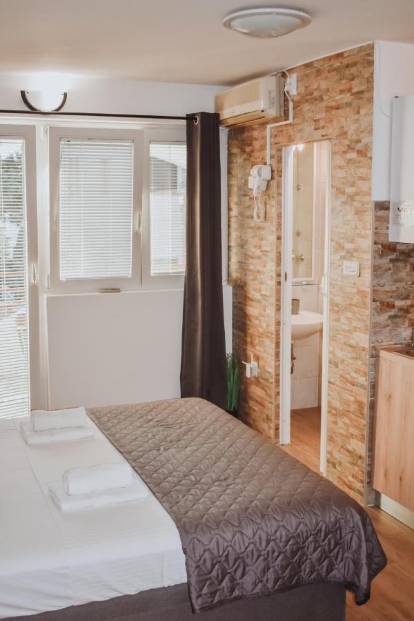 Apartmani Luky Karlobag Ngoại thất bức ảnh