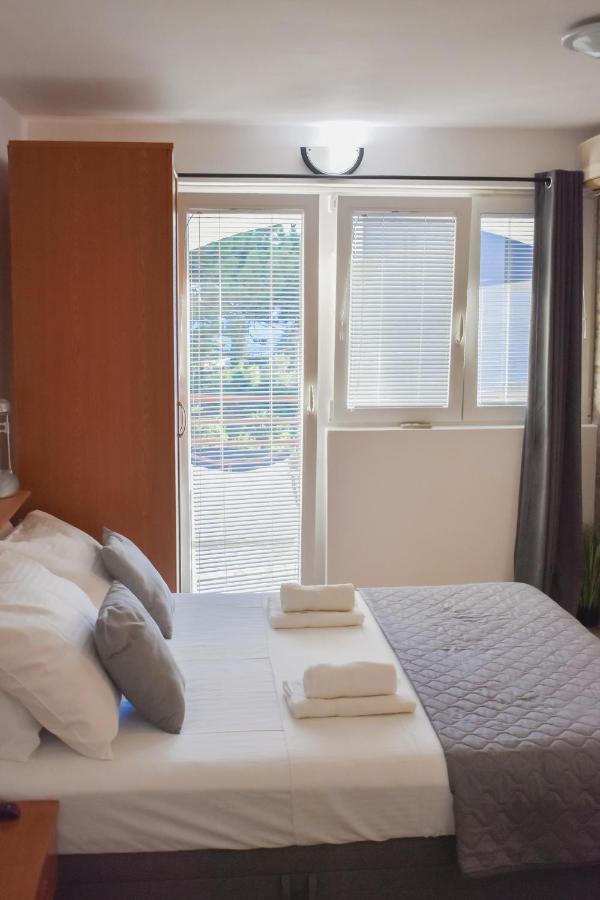 Apartmani Luky Karlobag Ngoại thất bức ảnh